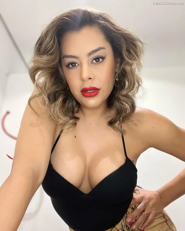 Larissa Riquelme photo 23 of 541