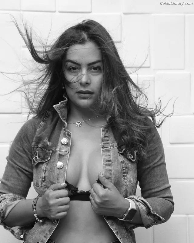 Larissa Riquelme photo 1 of 541