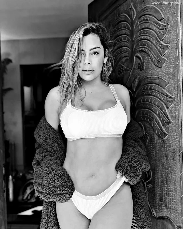 Larissa Riquelme photo 8 of 541