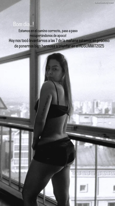 Larissa Riquelme photo 3 of 541