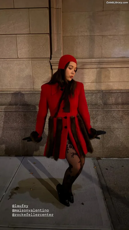 Laufey Lin photo 17 of 317
