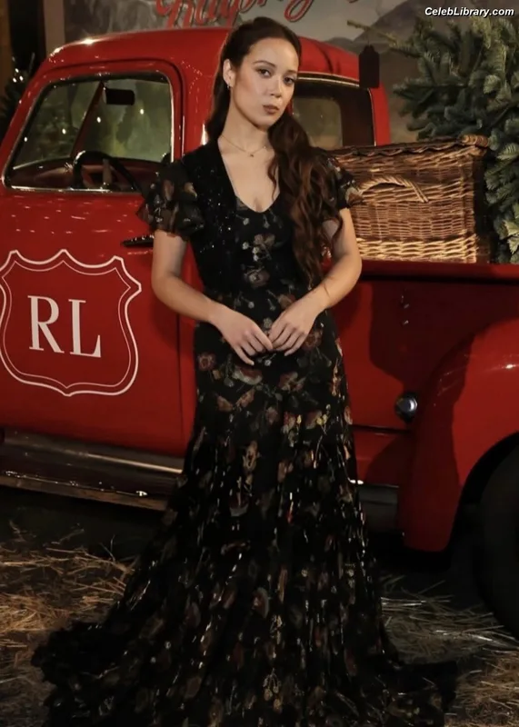 Laufey Lin photo 24 of 317