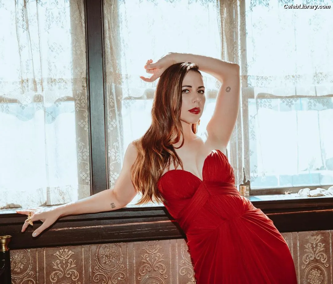 Laura Bailey photo 6 of 413