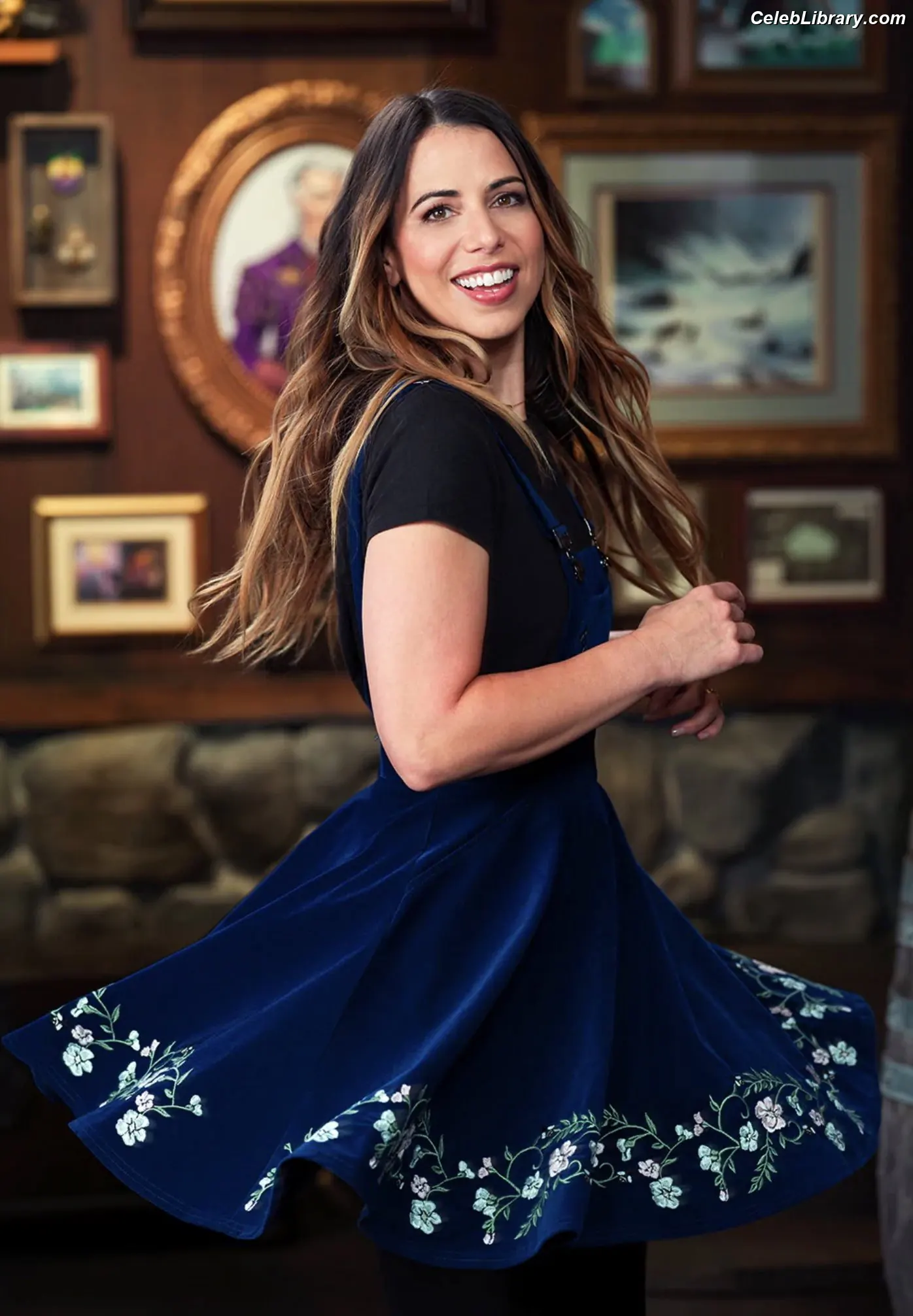 Laura Bailey photo 2 of 413