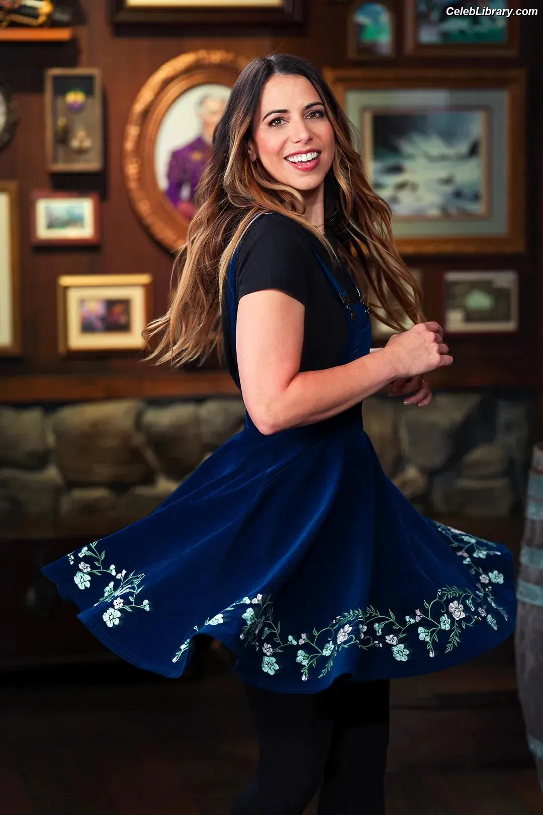 Laura Bailey photo 2 of 413