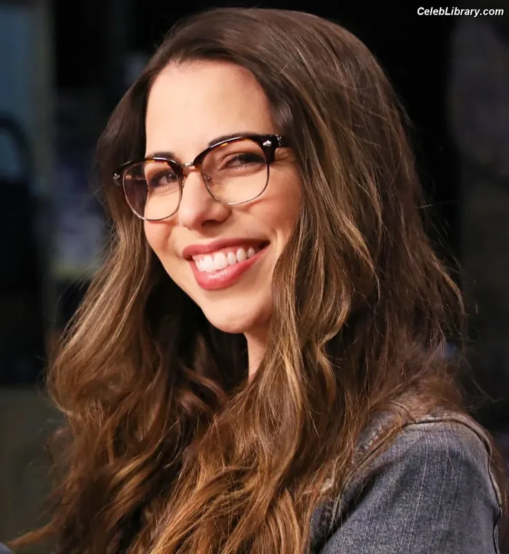 Laura Bailey photo 1 of 414