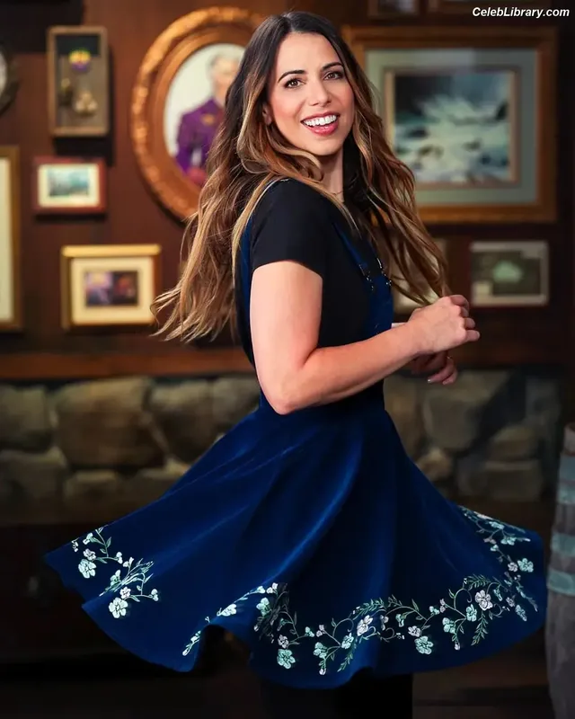 Laura Bailey photo 11 of 414