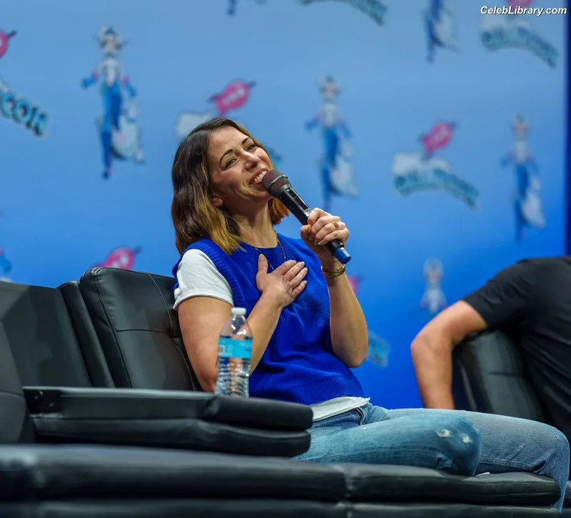 Laura Bailey photo 10 of 414