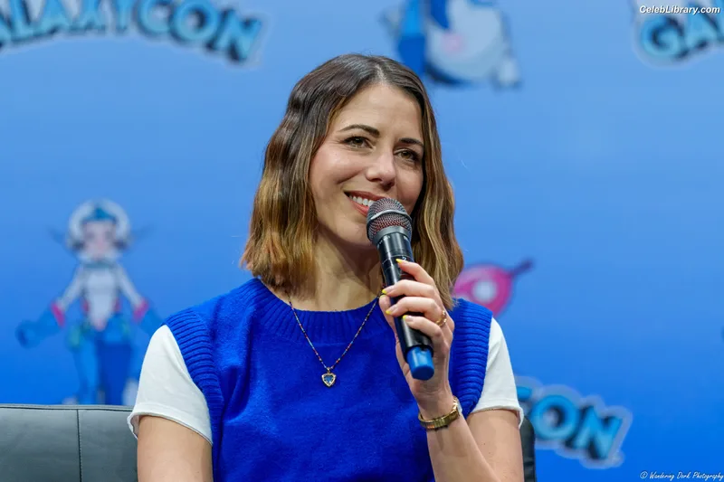 Laura Bailey photo 12 of 414