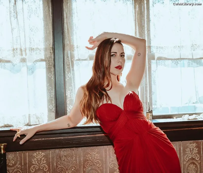 Laura Bailey photo 6 of 414