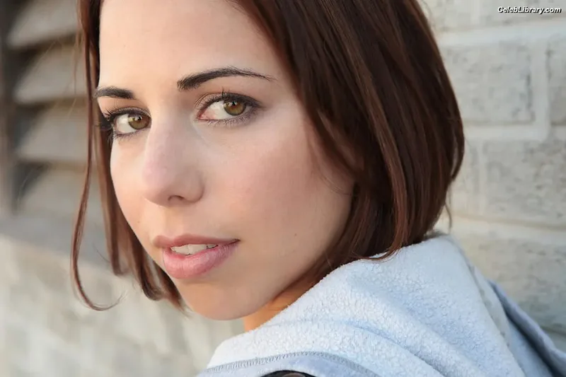 Laura Bailey photo 13 of 414