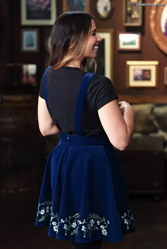 Laura Bailey photo 1 of 414