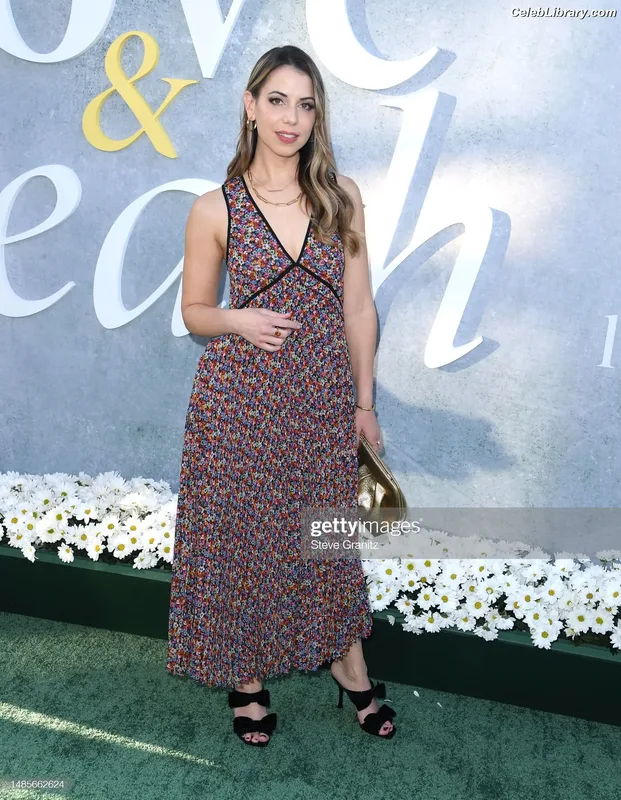 Laura Bailey photo 23 of 414