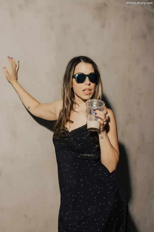 Laura Bailey photo 3 of 414