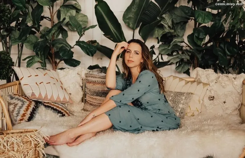 Laura Bailey photo 19 of 414