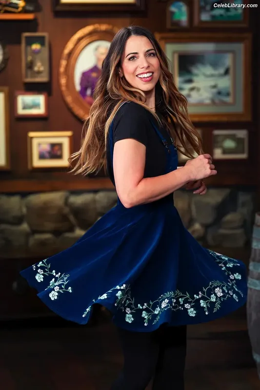 Laura Bailey photo 2 of 414