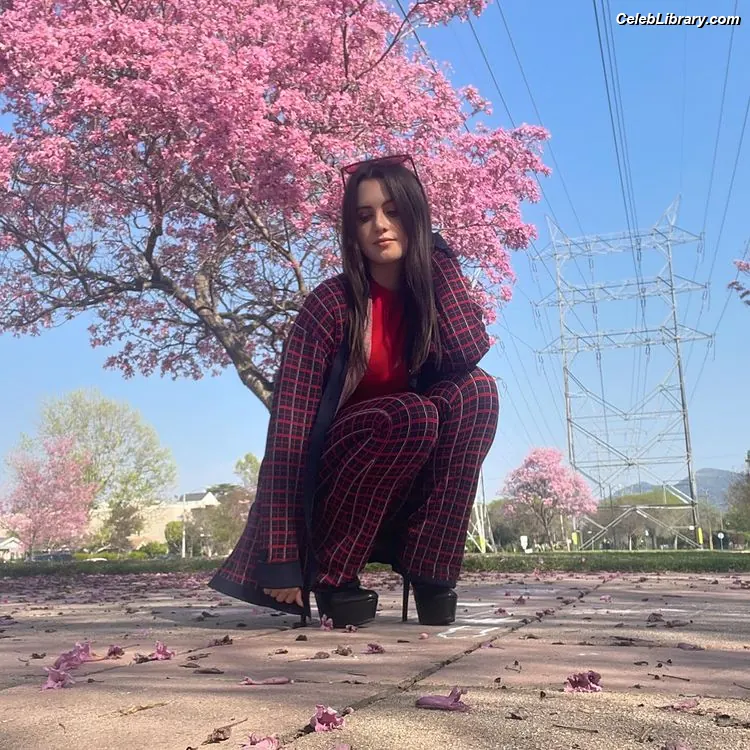 Laura Marano photo 18 of 330