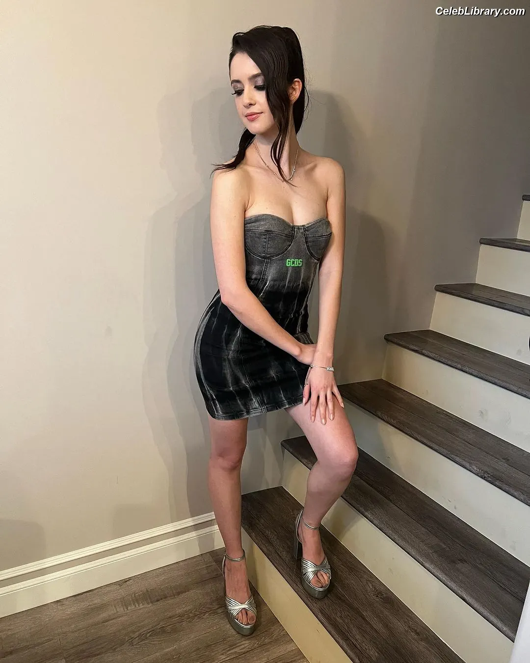Laura Marano photo 9 of 330
