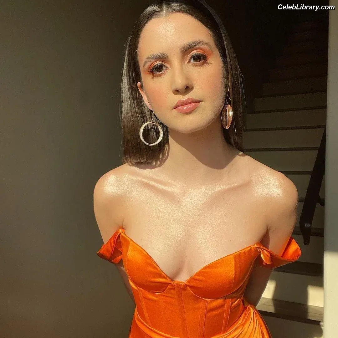 Laura Marano photo 11 of 330