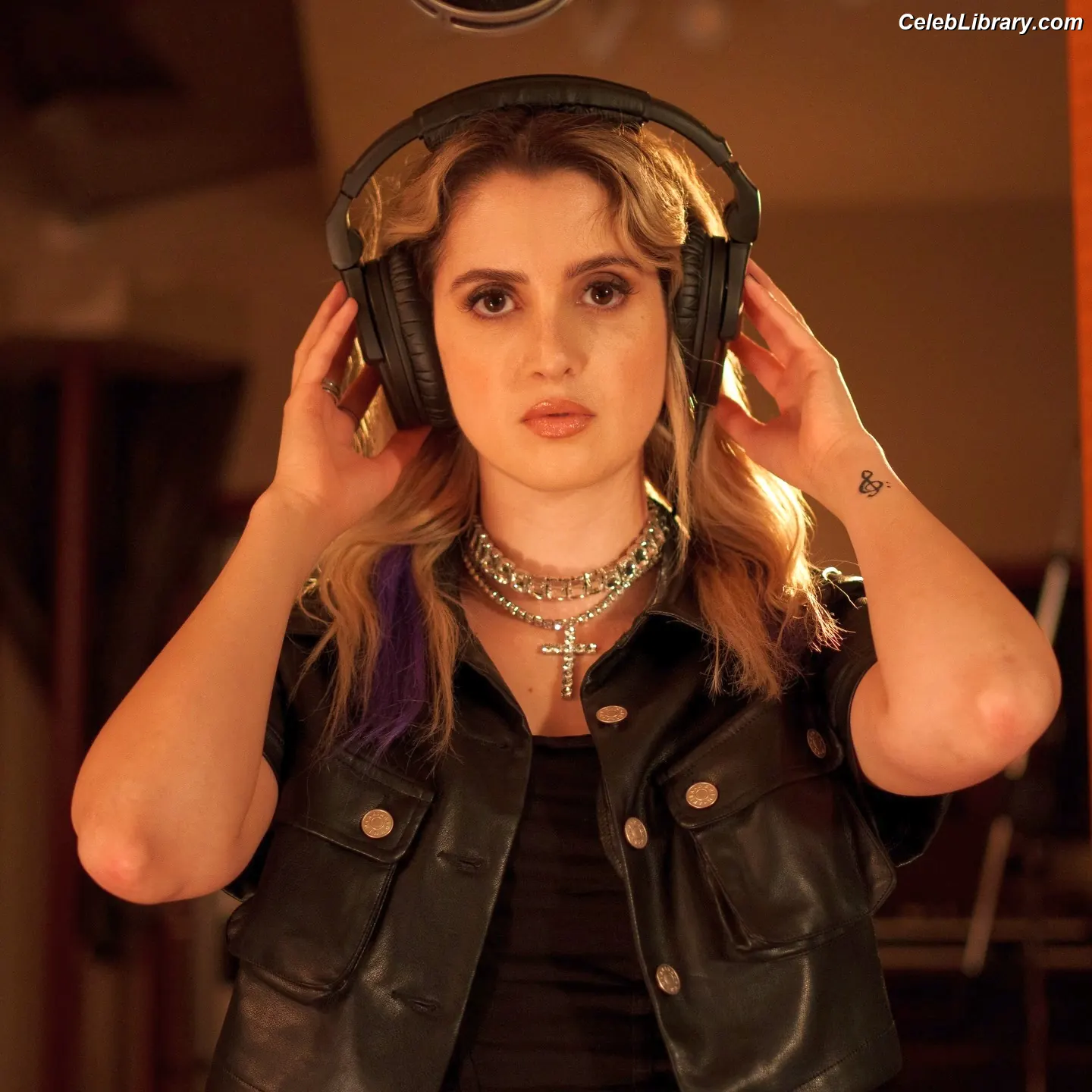 Laura Marano photo 4 of 330
