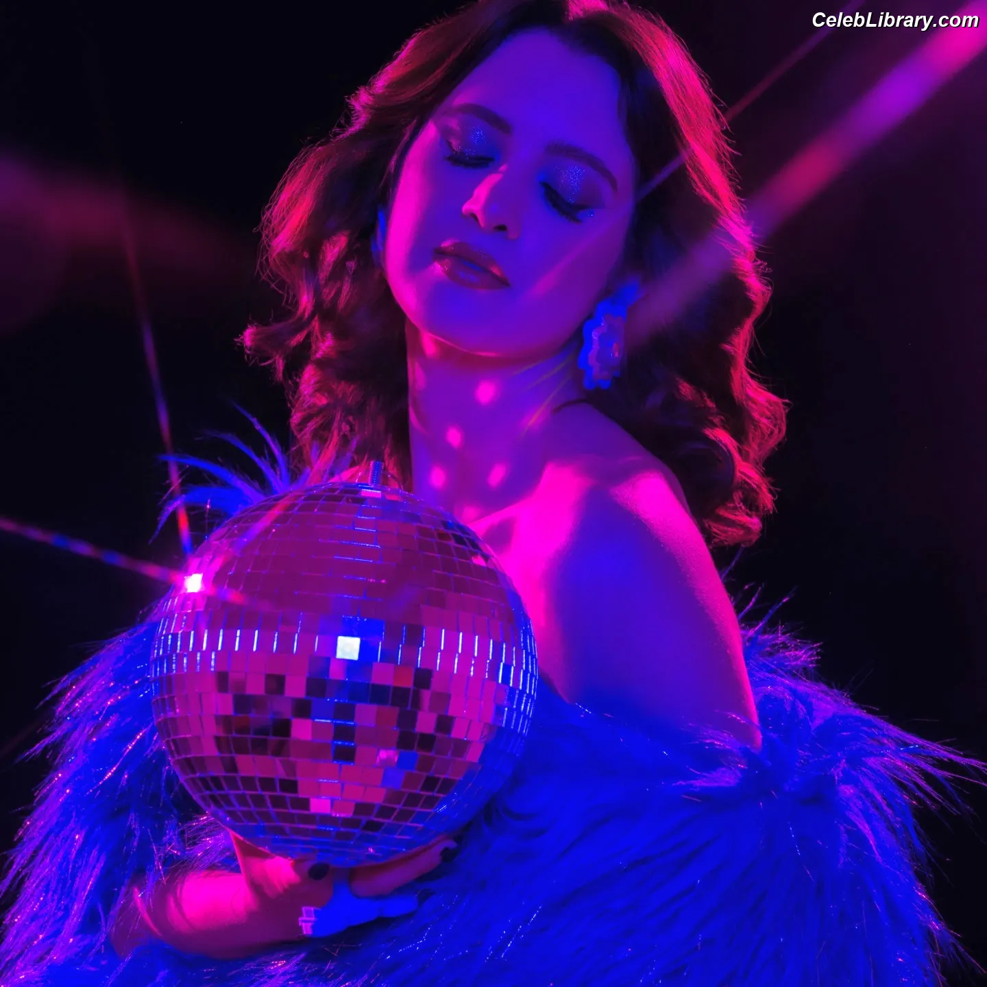 Laura Marano photo 8 of 330