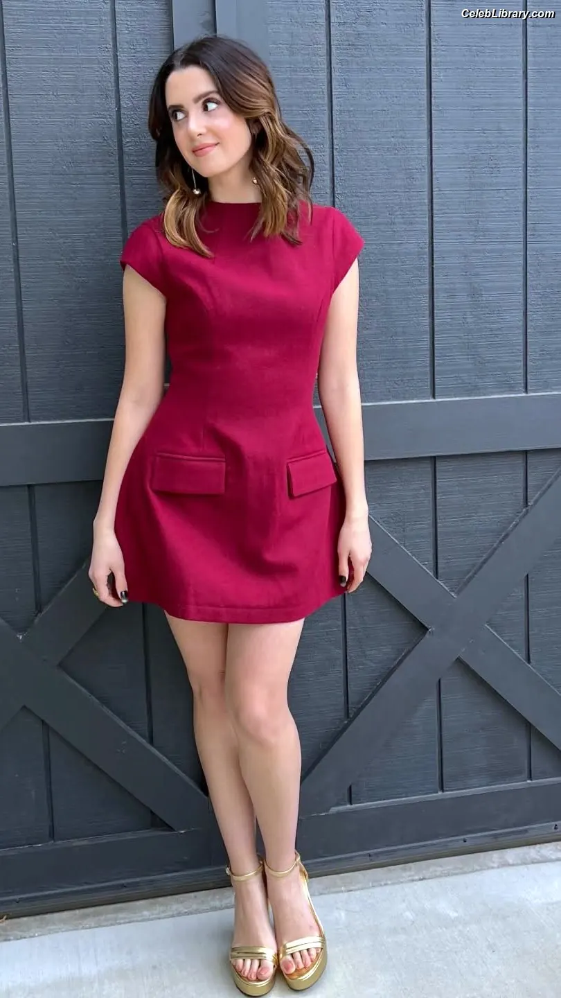 Laura Marano photo 11 of 330
