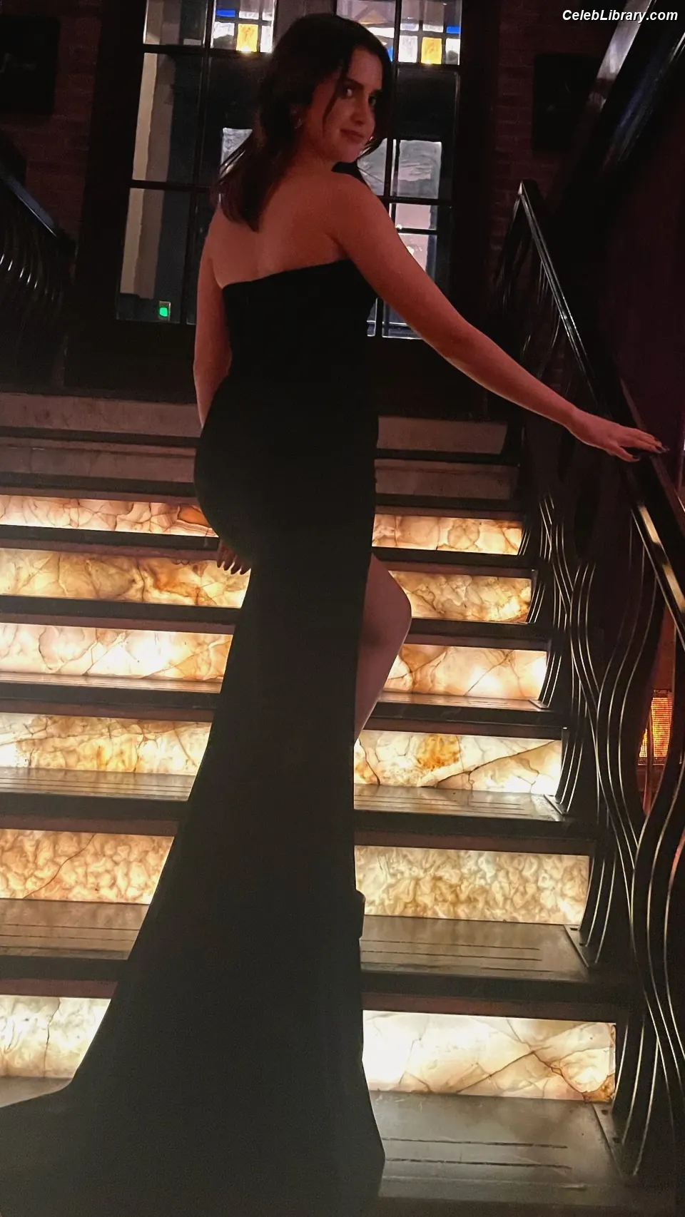 Laura Marano photo 17 of 330