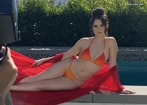 Laura Marano photo 20 of 330