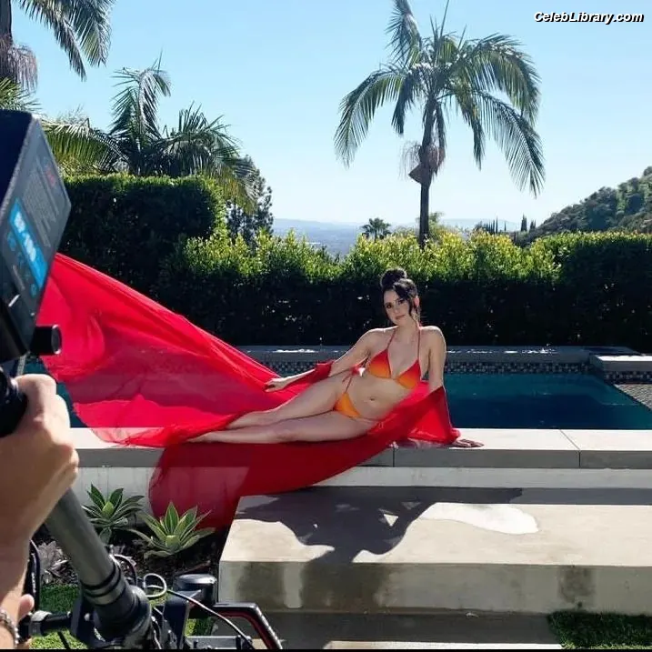 Laura Marano photo 21 of 330