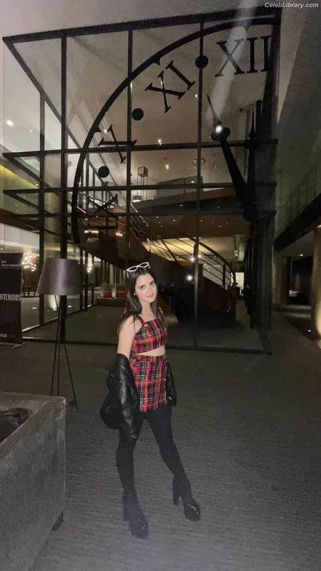 Laura Marano photo 9 of 331