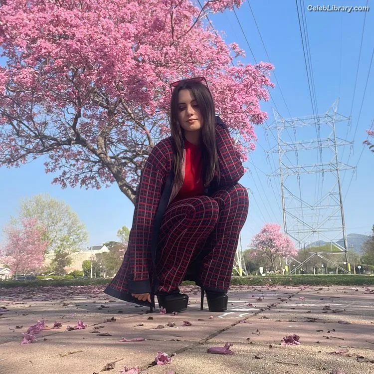 Laura Marano photo 18 of 331