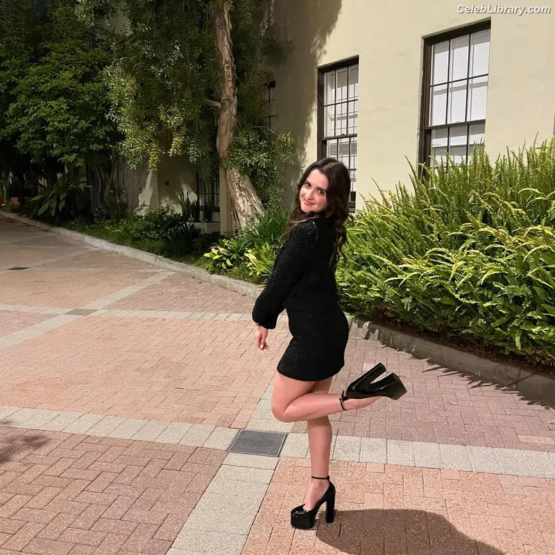 Laura Marano photo 20 of 331