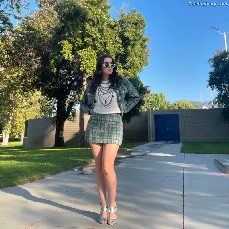 Laura Marano photo 22 of 331