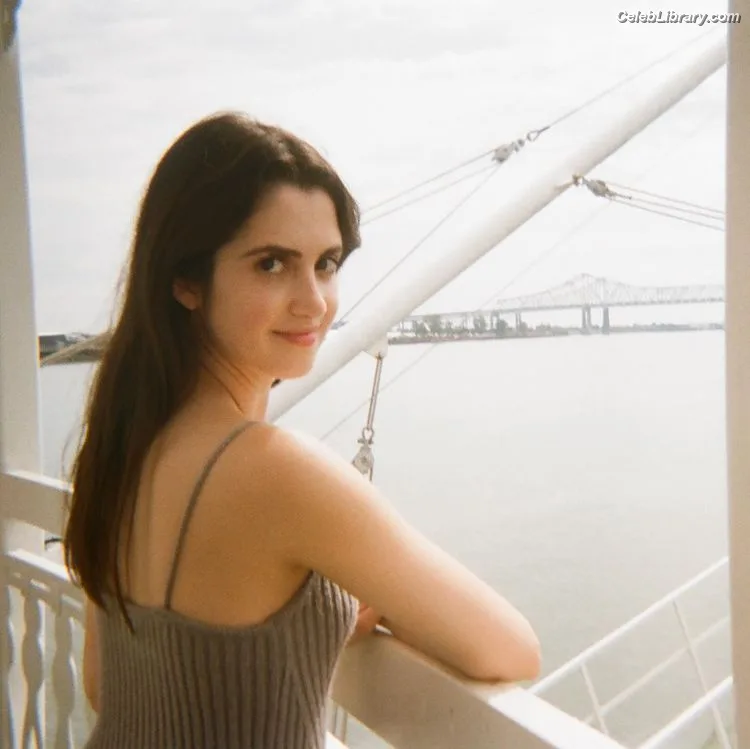 Laura Marano photo 23 of 331