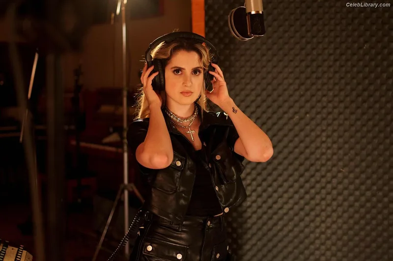 Laura Marano photo 5 of 331