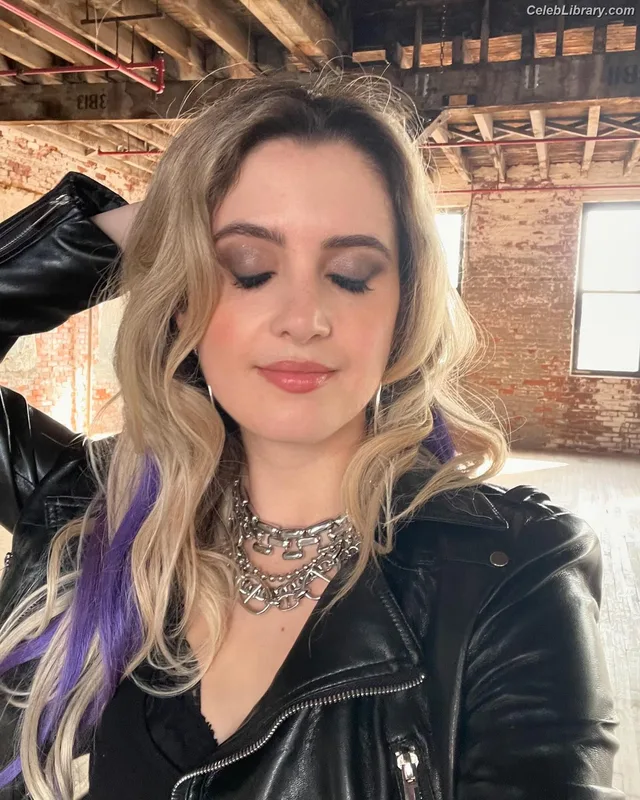 Laura Marano photo 6 of 331