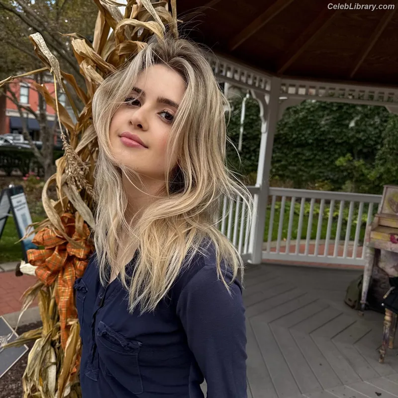 Laura Marano photo 9 of 331