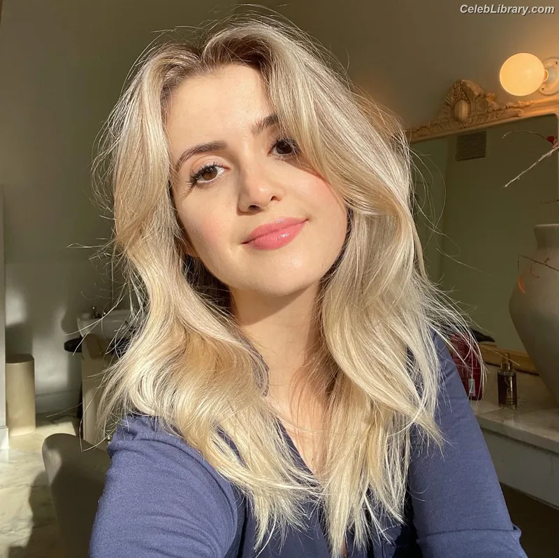 Laura Marano photo 13 of 331