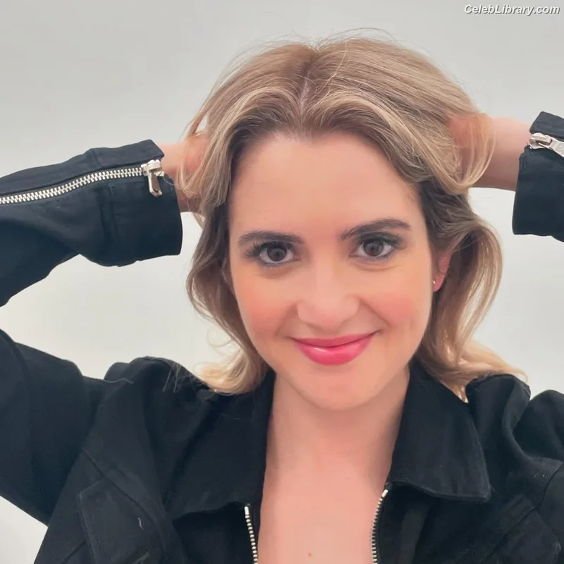Laura Marano photo 17 of 331