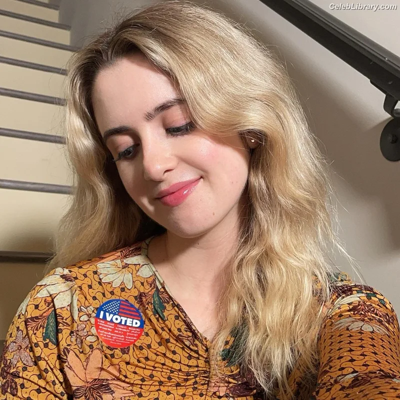 Laura Marano photo 19 of 331