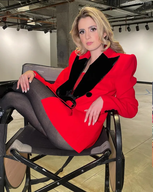 Laura Marano photo 22 of 331
