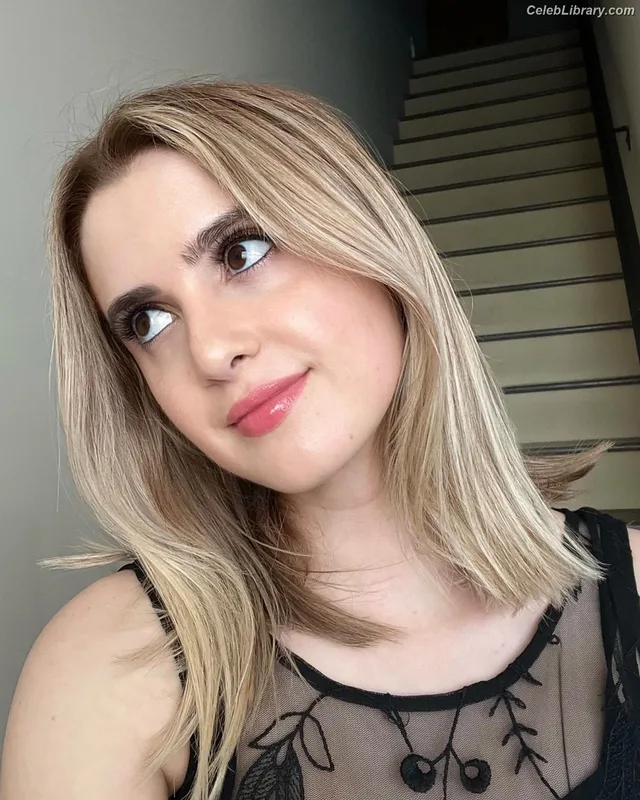 Laura Marano photo 5 of 331