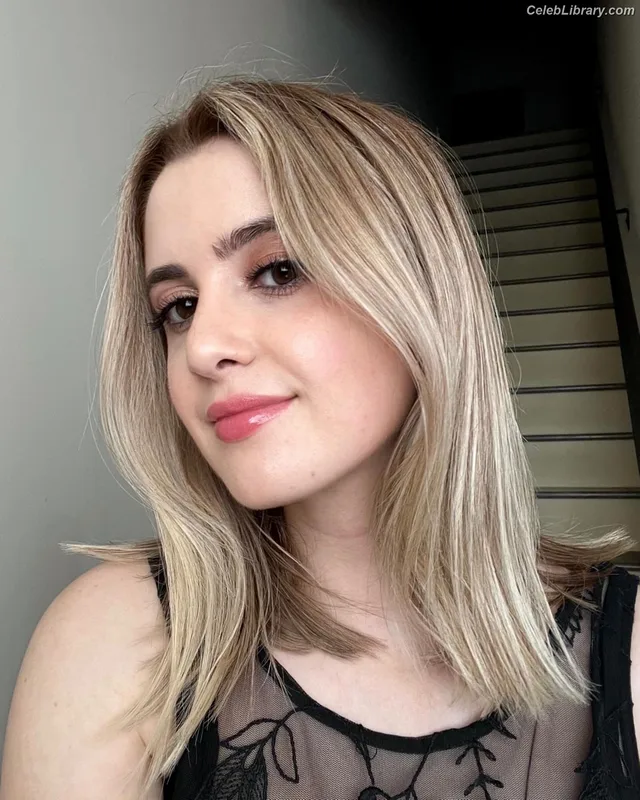 Laura Marano photo 6 of 331