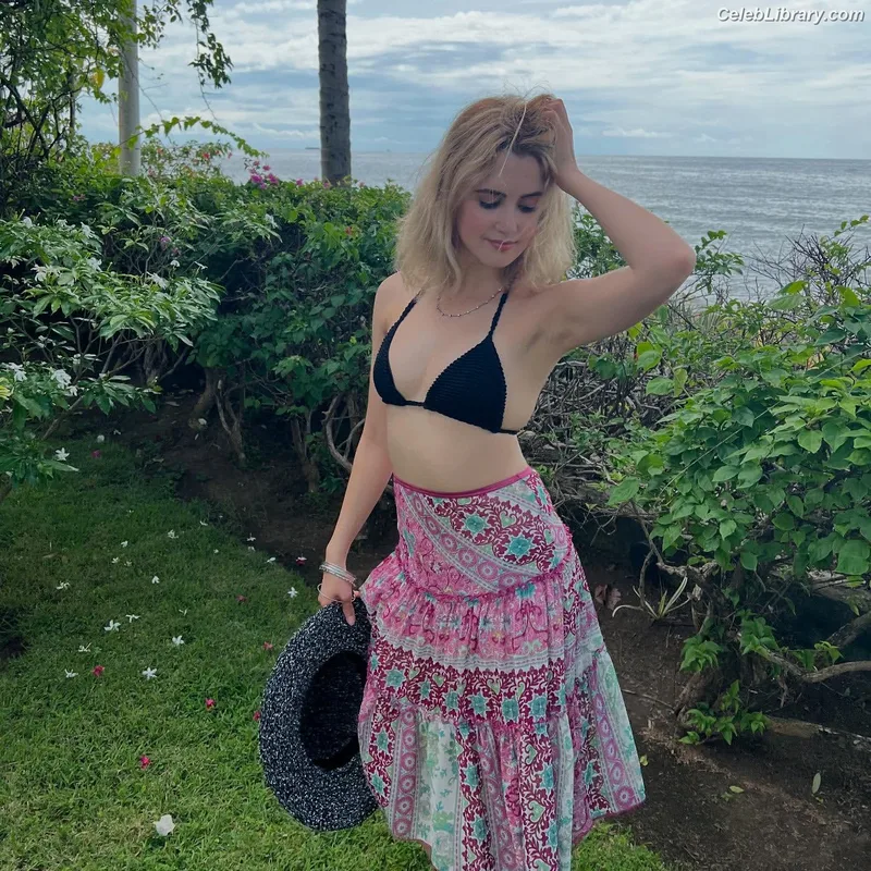 Laura Marano photo 8 of 331
