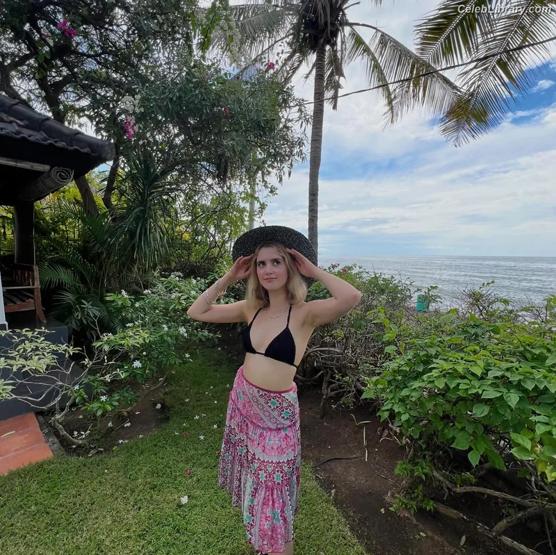 Laura Marano photo 12 of 331