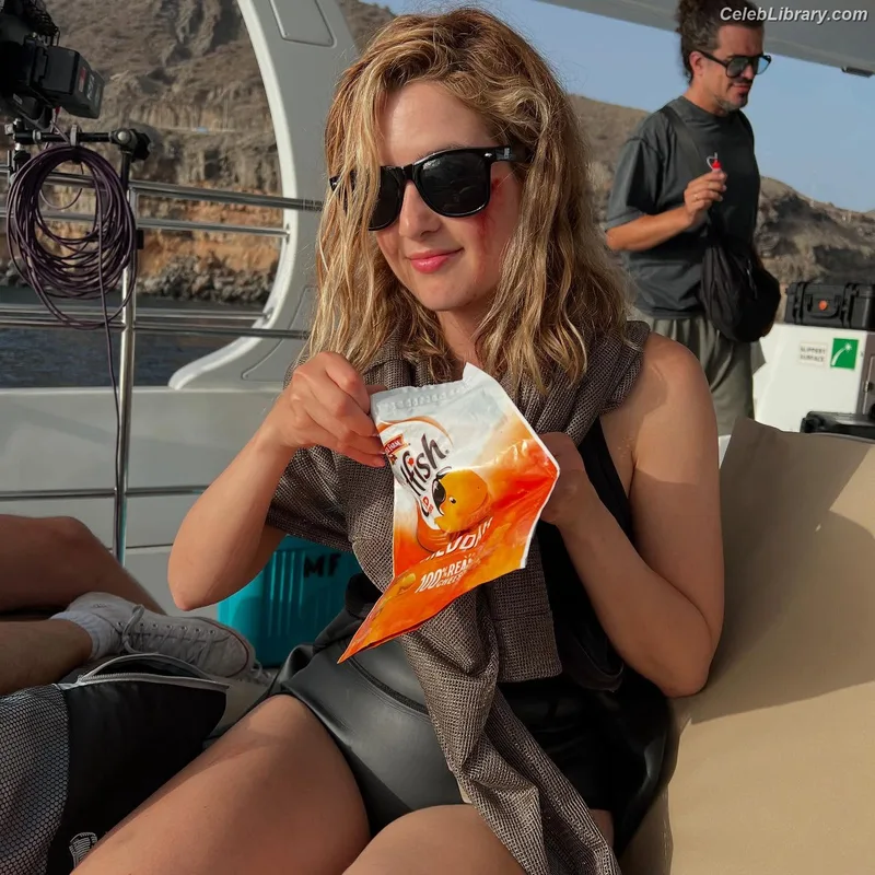 Laura Marano photo 4 of 331