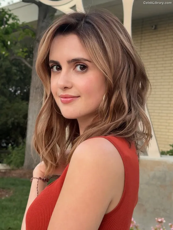 Laura Marano photo 11 of 331
