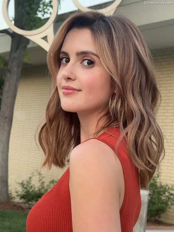 Laura Marano photo 15 of 331