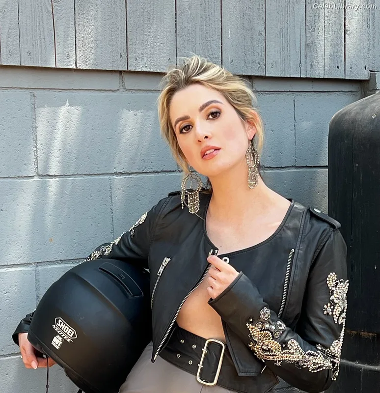 Laura Marano photo 18 of 331