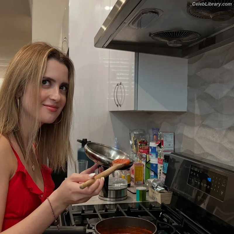Laura Marano photo 4 of 331